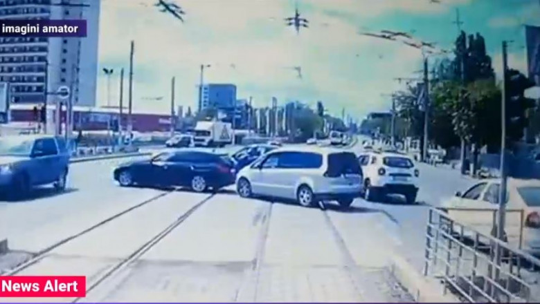 Un tramvai a lovit în plin trei mașini într-o intersecție din Capitală.