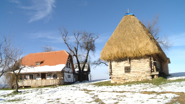 casa cu paie1