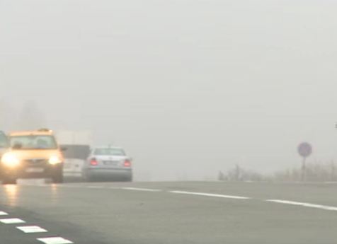 Trafic îngreunat de ceață densă în mare parte din țară și risc de polei. Recomandările Poliției pentru șoferi și pietoni