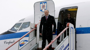 Basescu avion prezidential 4079946-Mediafax Foto-Radu Stefan