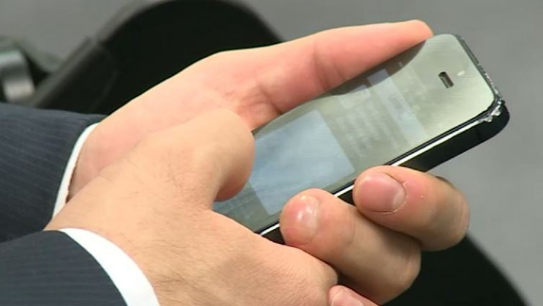 om de afaceri cu telefon in mana - digi24 1