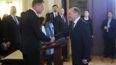 Klaus Iohannis si Traian Basescu la ceremonia de investire de la CCR - presidency-4.ro