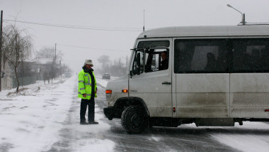 microbuz iarna- 4098886-Mediafax Foto-Ciprian Sterian 1