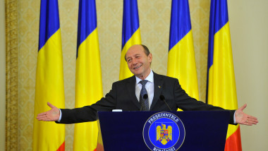 basescu ultima conferinta gest cu bratele deschise - presidency