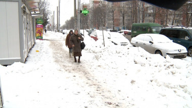 oameni trotuar iarna