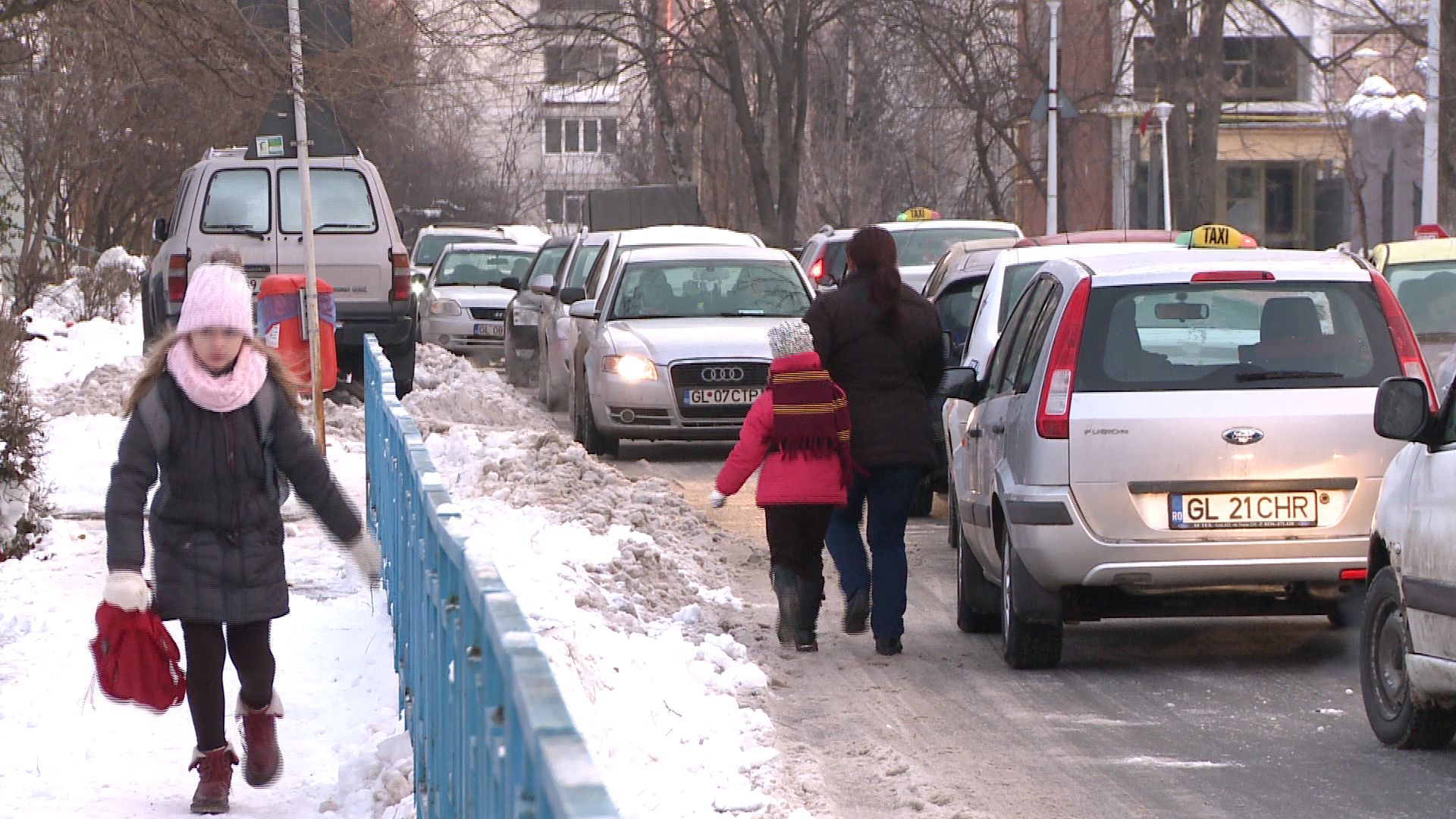 62.000 de elevi au făcut cursuri online sau au avut orele suspendate din cauza vremii. La Bistriţa, şcolile rămân închise şi vineri