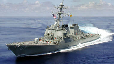 USS Cole DDG-67 turn