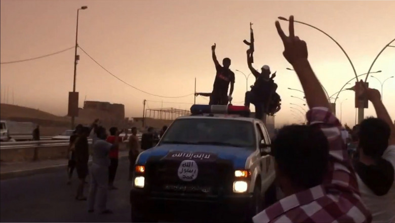 Militanti parada Statul Islamic Mosul-AFP Mediafax Foto---5