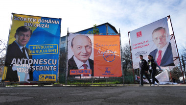 Bannere alegeri 2009 Antonescu Basescu si Geoana-AFP Mediafax Foto-DANIEL MIHAILESCU