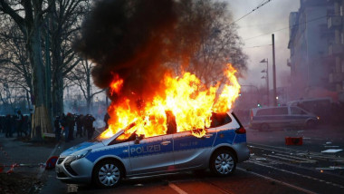 masina politie germana incendiata - twitter