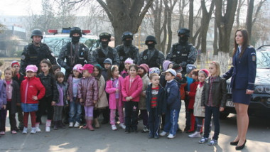 politisti si copii