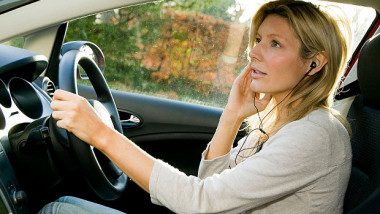 Telefonul hands free poate fi folosit a volan