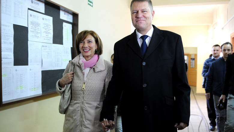 Carmen si Klaus Iohannis la vot alegeri prezidentiale 2014-Mediafax Foto-Sebastian Marcovici