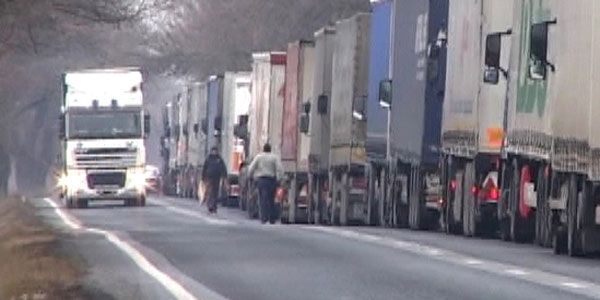 Coloană de TIR-uri de 5 km, la Nădlac, cu așteptare de minim 5 ore. Intrarea României în Schengen ar elimina aceste situații