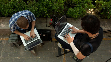 oameni cu laptop - mfax