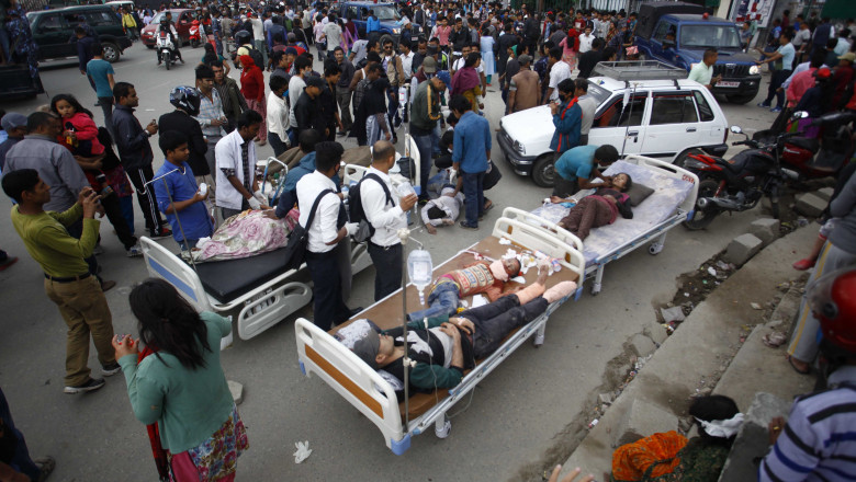 Cutremur Nepal pacienti pe strada - 318243-Hepta Mediafax Foto-Pratap Thapa