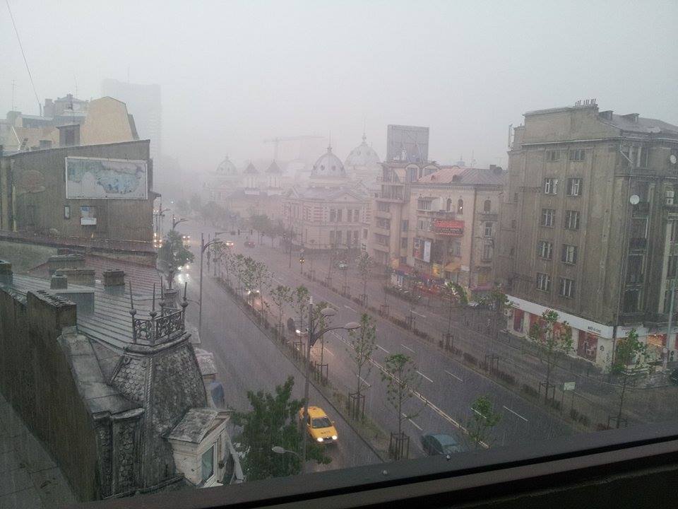 Plouă torențial în București. ANM a emis o atenționare de fenomene meteo periculoase
