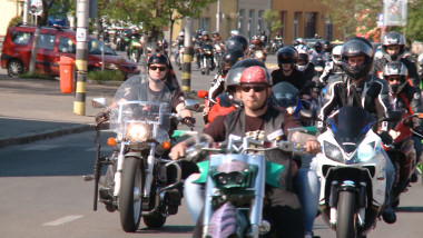 multi motociclisti in trafic