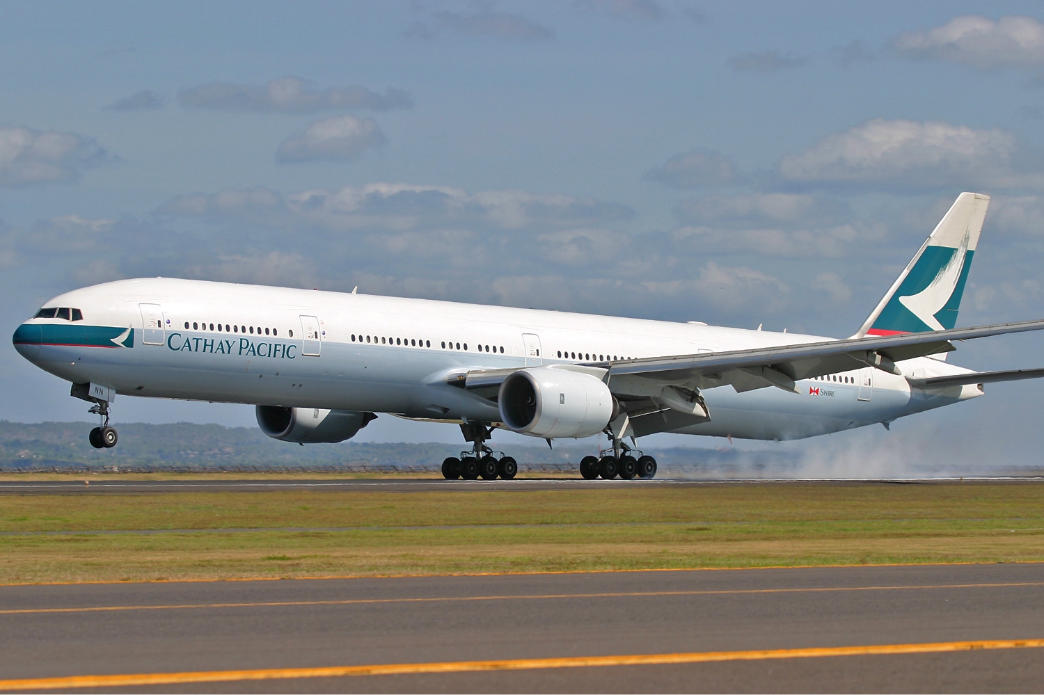 Boeing cere menținerea la sol a modelului său 777 echipat cu motorul care a explodat sâmbătă în aer