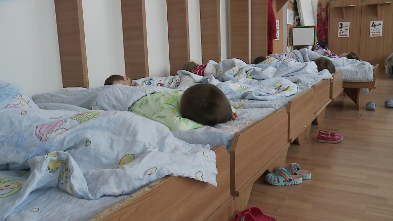 copii dorm la gradi