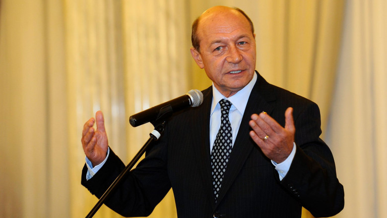 basescu fb maini