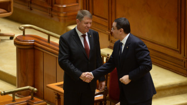 Victor Ponta d m na cu Klaus Iohannis la depunerea jur m ntului n Parlament-Mediafax Foto-Alexandru Hojda-1