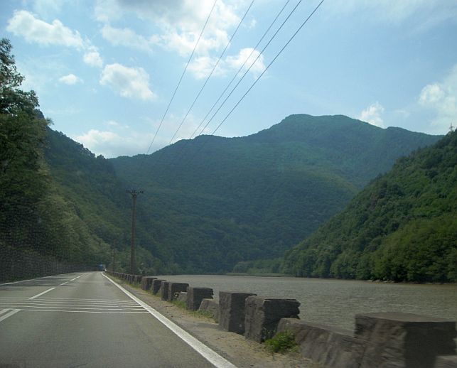 Trafic blocat pe Valea Oltului: accident cu patru răniți în zona Câineni