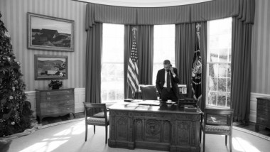 obama in biroul oval vorbind la telefon - whitehouse