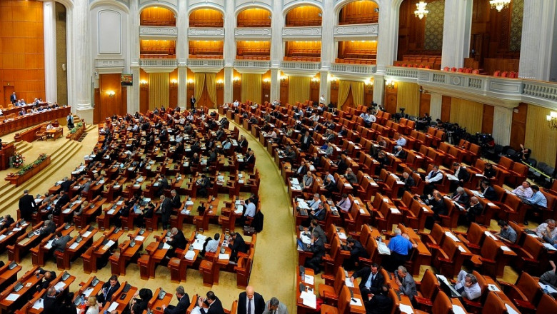parlament crop-2