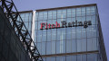 logo fitch pe fatada cladire sticla