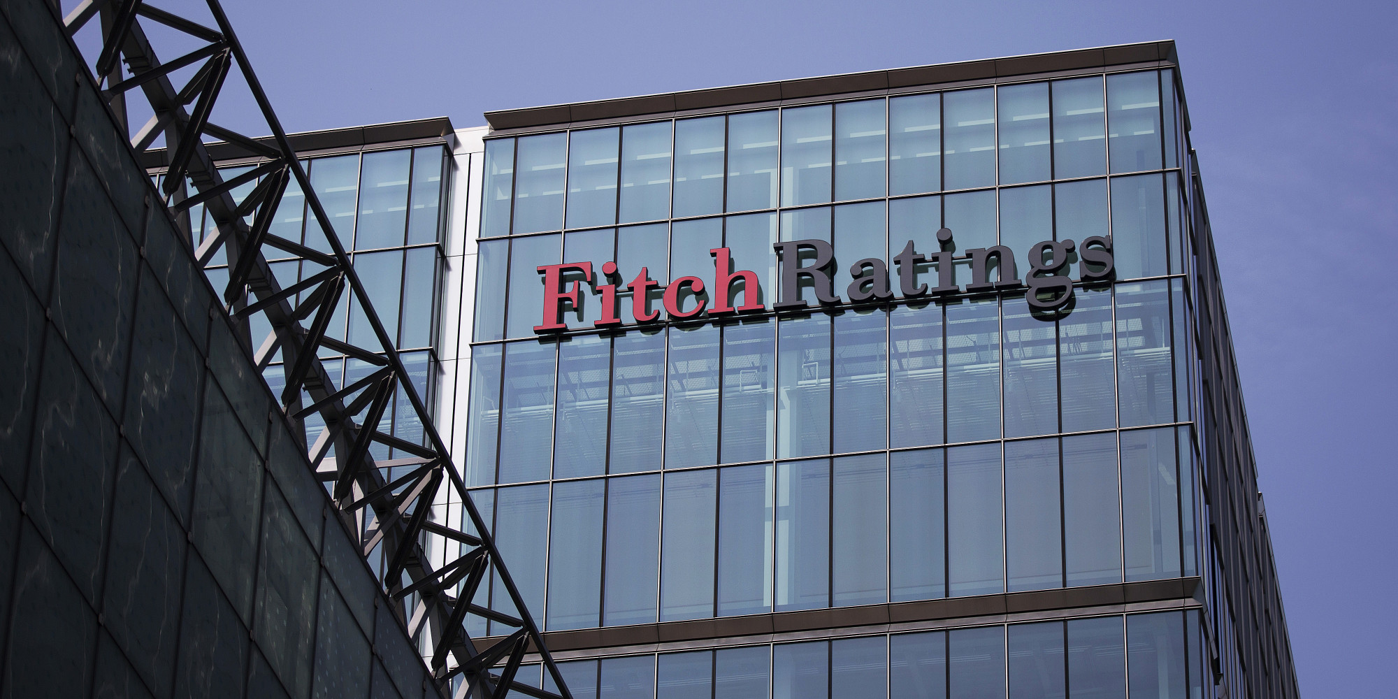 Fitch a revizuit perspectiva ratingului României de la stabil la negativ, din cauza „incertitudinii politice la niveluri ridicate”