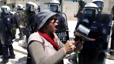 manifestanta disperata grecia GettyImages-100013510 5072015