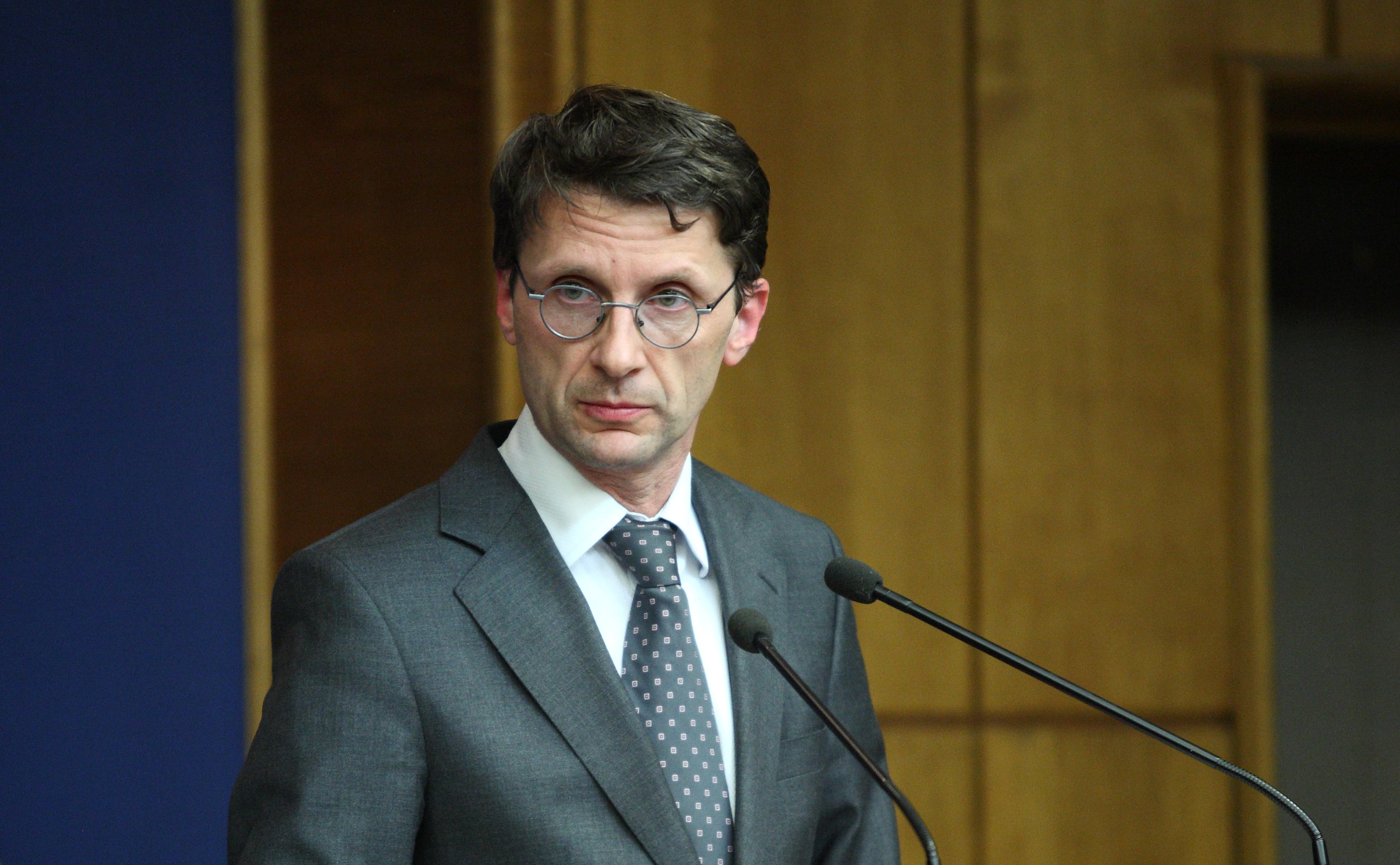 Euro scade ușor după recordurile din ultimele zile. Dan Suciu, purtătorul de cuvânt al BNR: „Tensiunile pot continua”