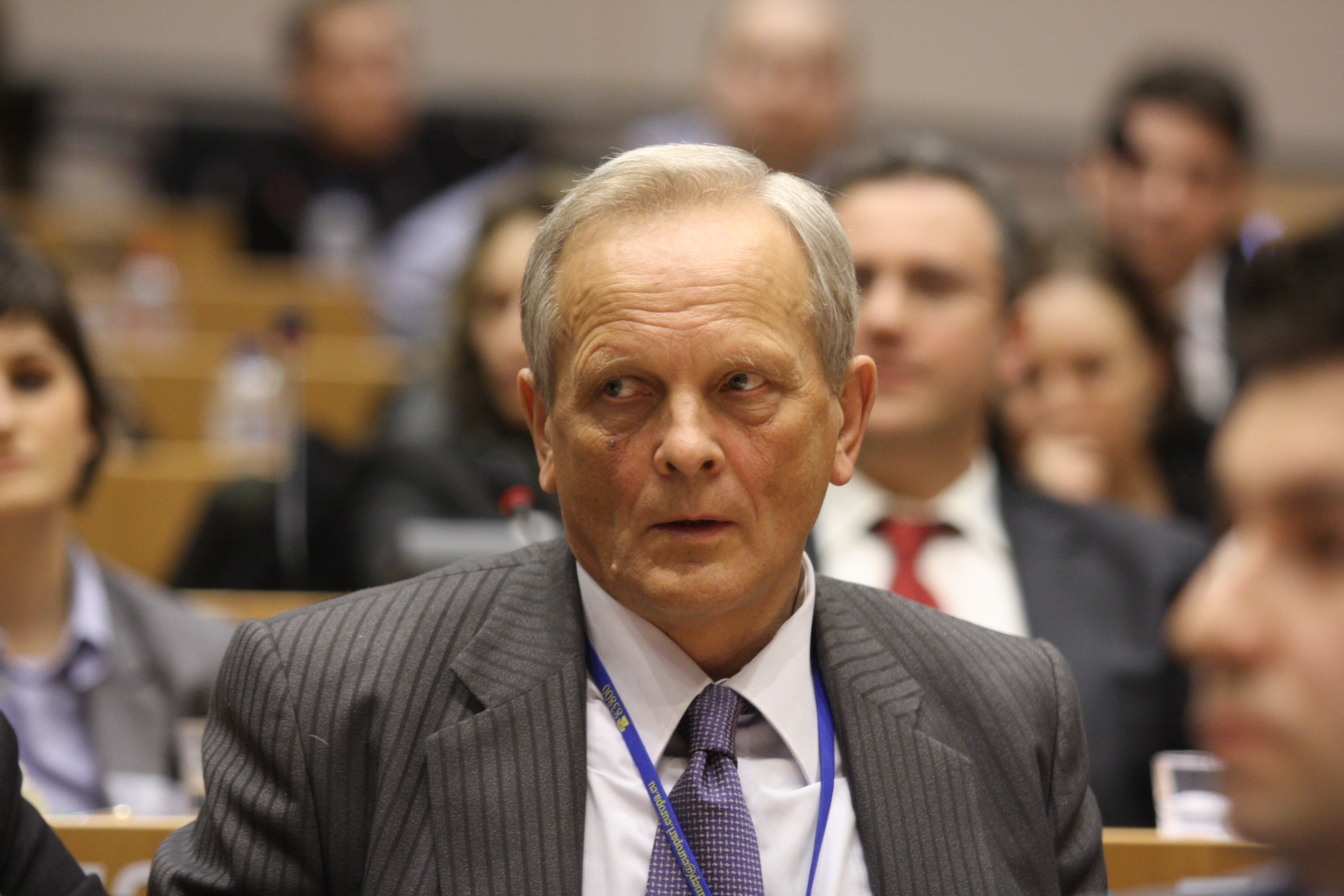 Theodor Stolojan: „O țară care își dă cu stângul în dreptul. Costul nu va fi plătit de domnii cu cutii de pantofi pline de euro”