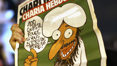 Coperta revistei Charlie Hebdo ilustrata cu caricatura lui Mohamed, fapt ce a transformat-o in tinta jihadistilor, in urma cu cinci ani.