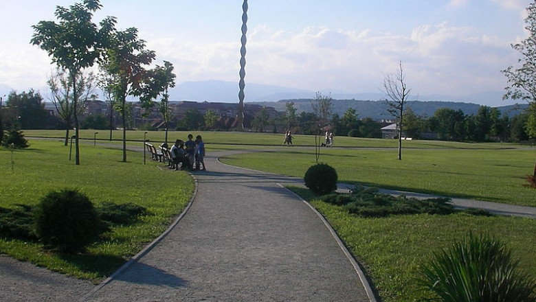 Coloana infinitului Targu Jiu vedere cu parc WIKIPEDIA