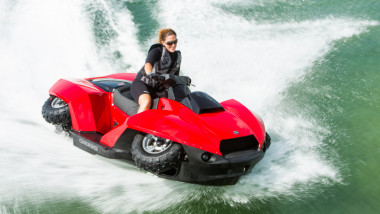 Gibbs-Sport-Amphibian-superyacht-toy-QUADSKI-in-action facebook