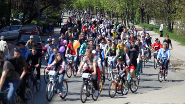 oameni pe biciclete mediafax
