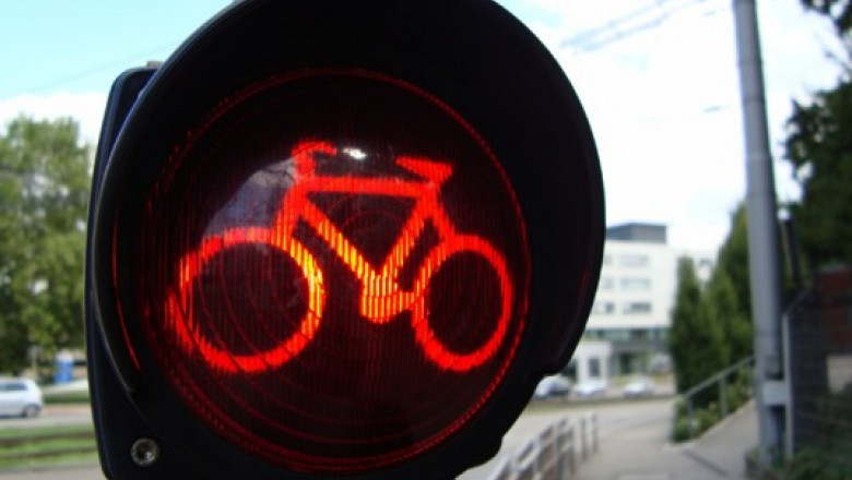 biciclistii pot trece pe culoarea rosie a semaforului paris 22 07 2015
