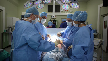 chirurgi in sala de operatie