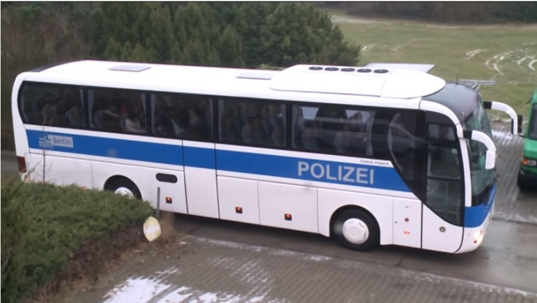 autobuz politie germana imigranti deportati - captura youtube
