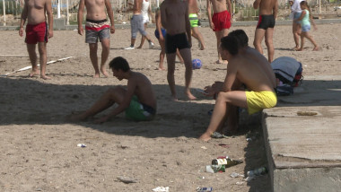 plaja murdara cu turisti