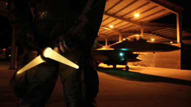 avion f16 hangar noaptea - GettyImages - 13 august 15