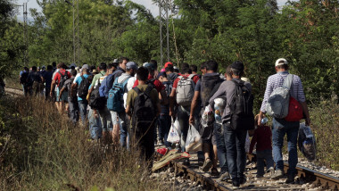 refugiati pe calea ferata getty 25 august