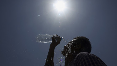 caniculă, vreme călduroasă, om aruncă cu apă pe el din cauza căldurii