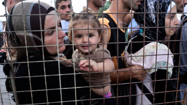 refugiati copii gard getty-1