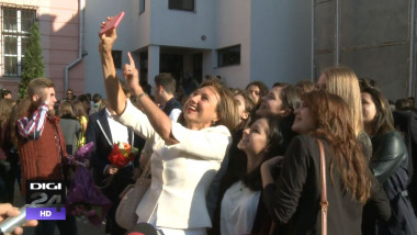 carmen iohannis selfie cu elevii