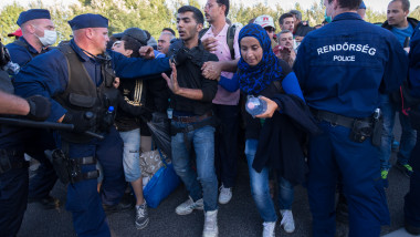 Migranti cordon jandarmi Roszke Ungaria GettyImages septembrie 2015