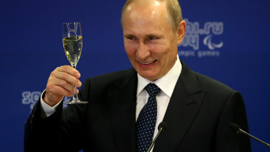 Vladimir Putin închină un pahar de șampanie