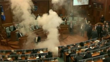 fumigene in parlament kosovo